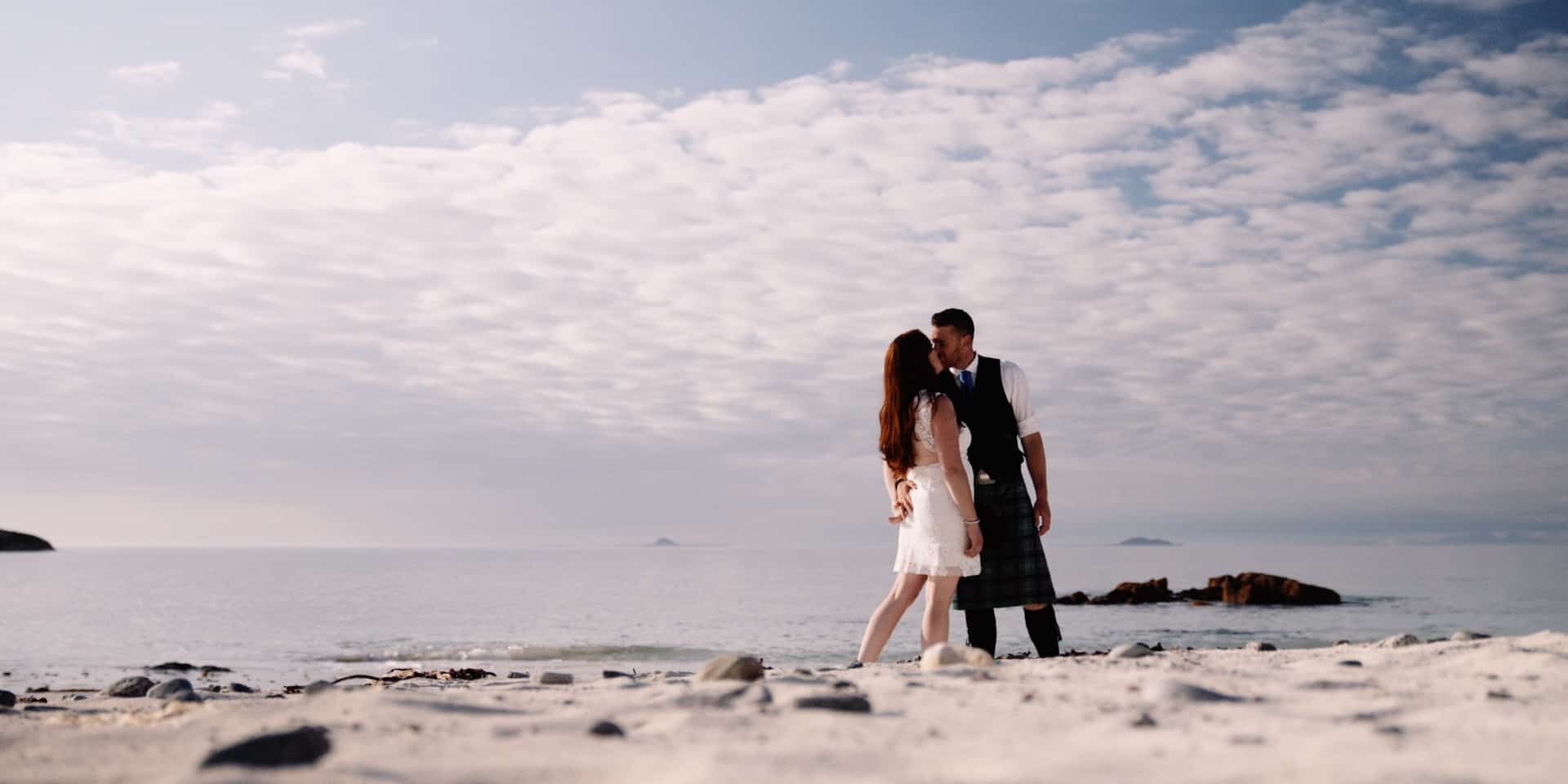 camile and andy kissing on the isle of iona, scotland