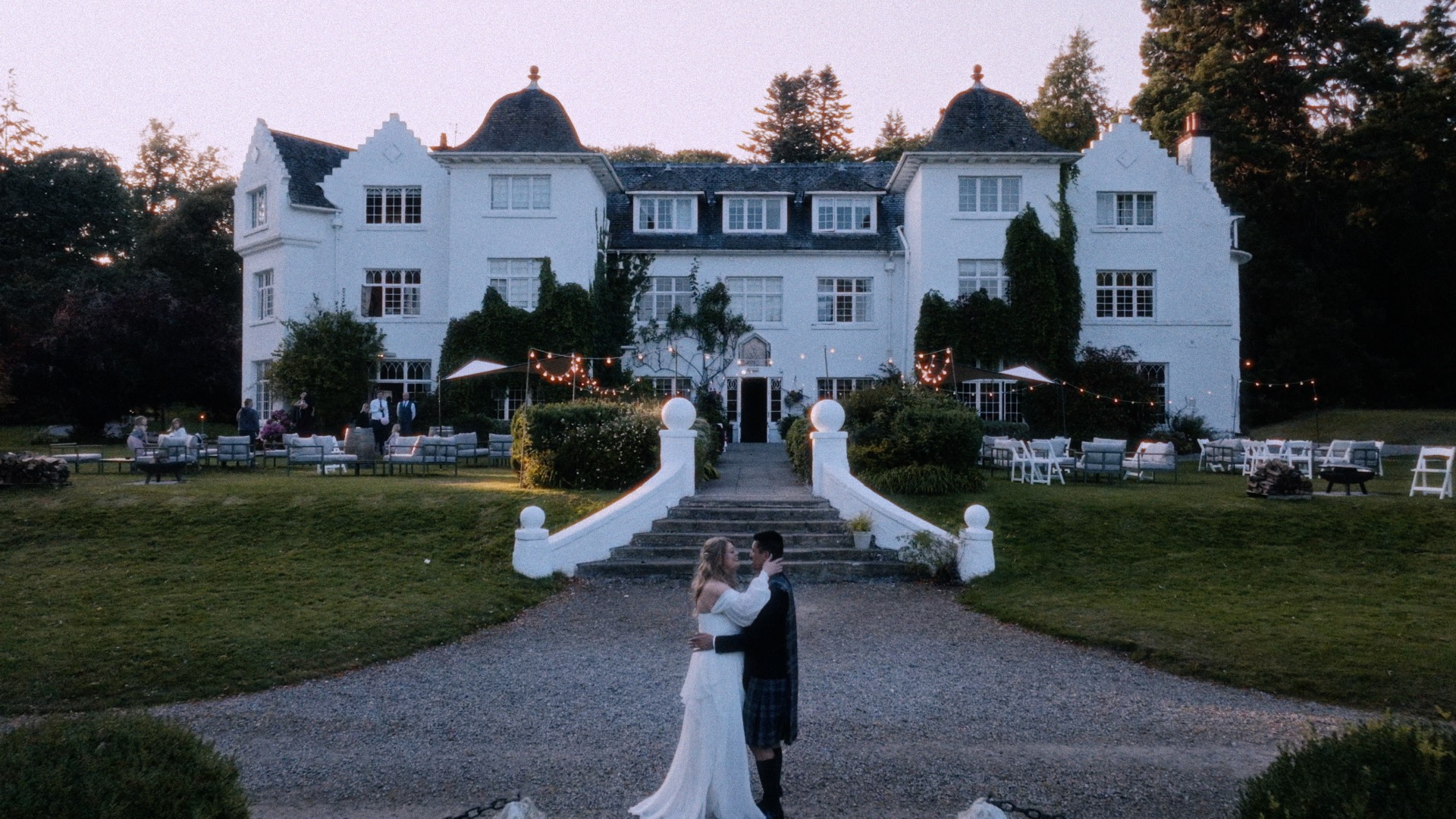 catriona and matthew kissing in front of achnagairn estate